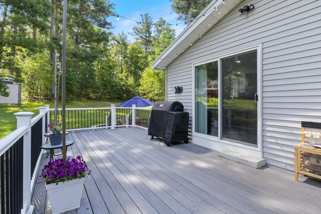 8 Diana Road Derry NH 03038