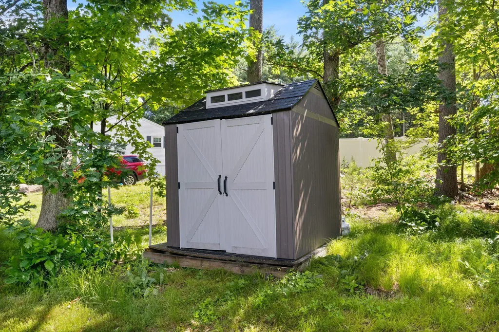 8 Diana Road Derry NH 03038