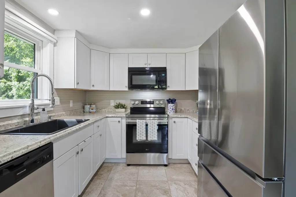8 Diana Road Derry NH 03038