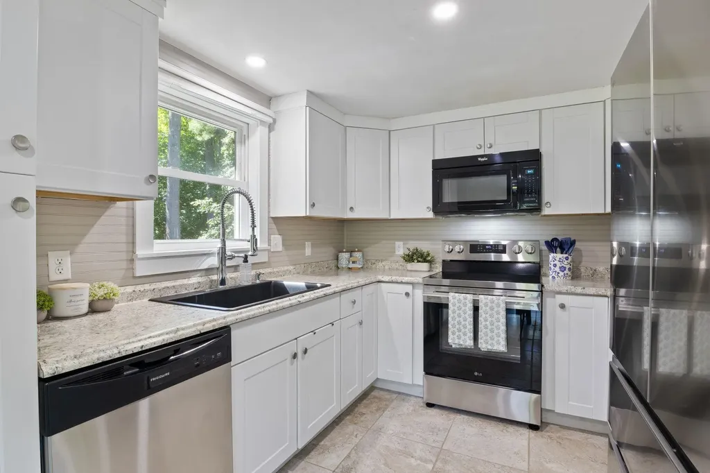 8 Diana Road Derry NH 03038