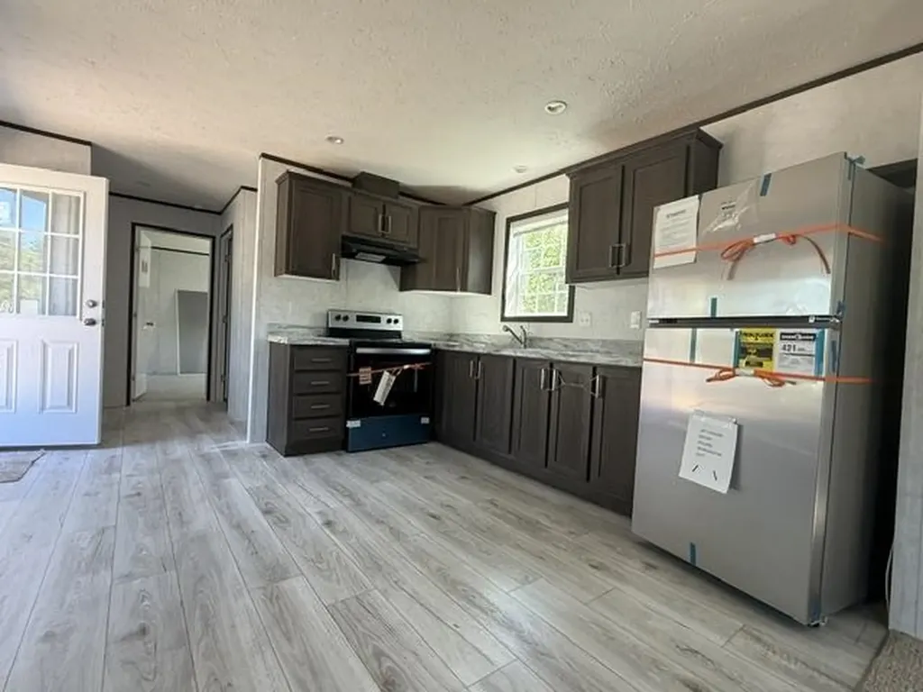 13 Noble Place Londonderry NH 03053