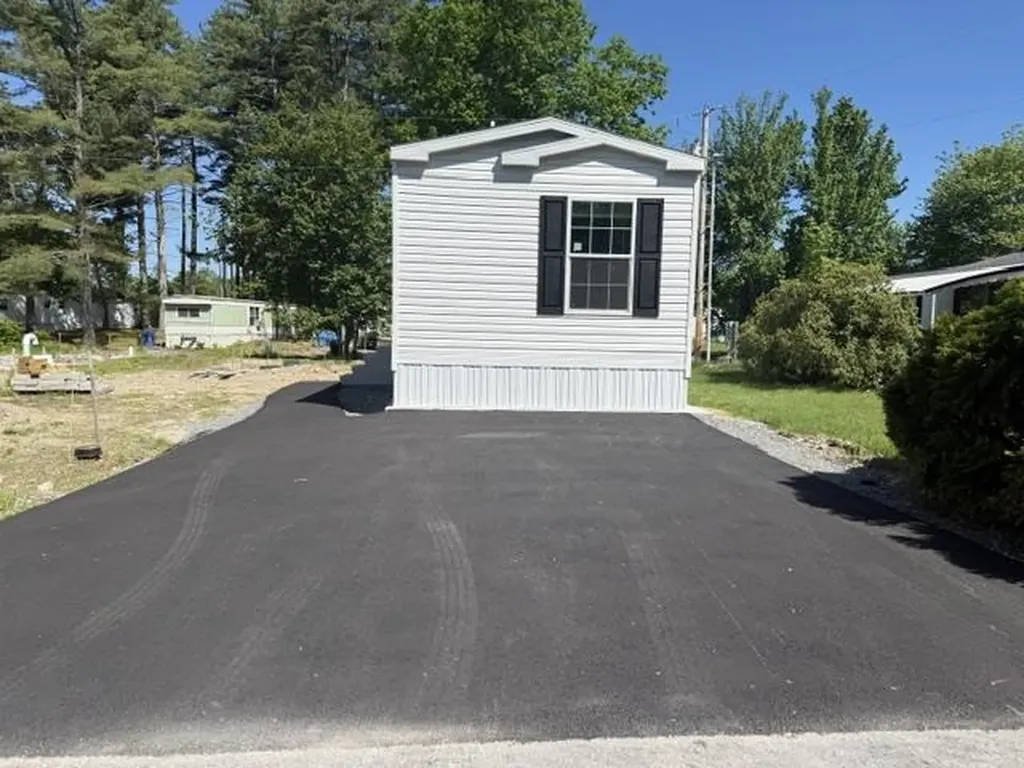 13 Noble Place Londonderry NH 03053