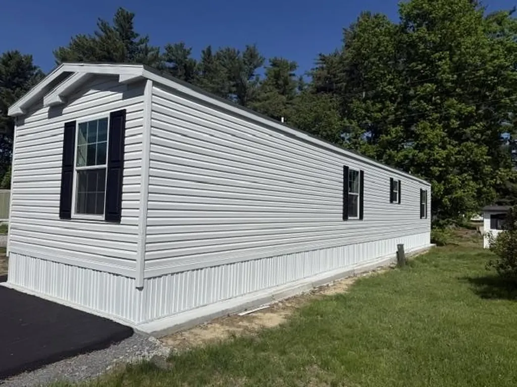 13 Noble Place Londonderry NH 03053