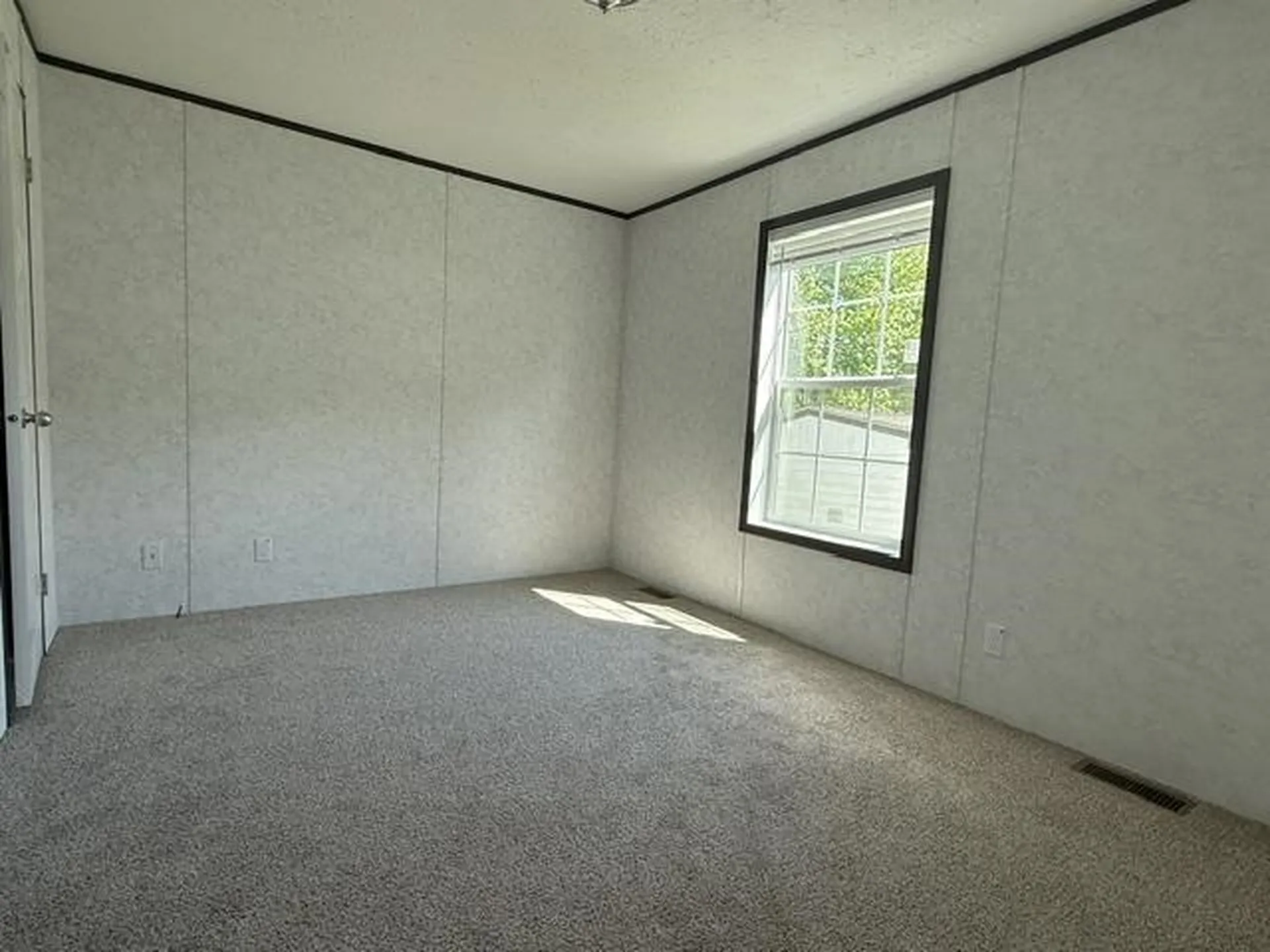 13 Noble Place Londonderry NH 03053