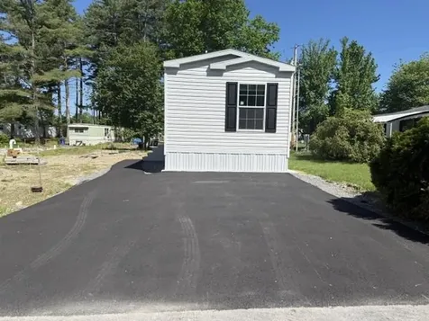 13 Noble Place Londonderry NH 03053