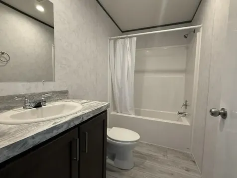 13 Noble Place Londonderry NH 03053