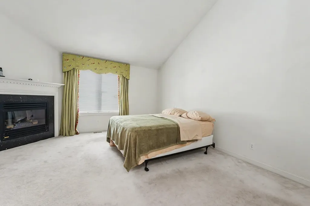 4 Hampton Meadows Hampton NH 03842-1810