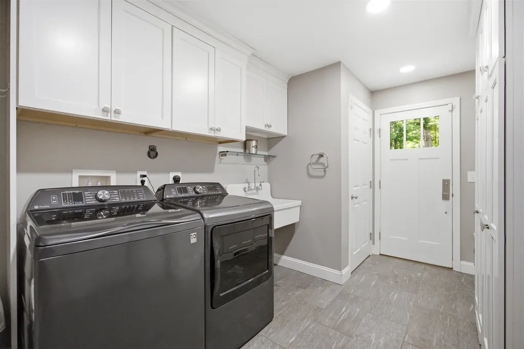8 Evergreen Drive Plaistow NH 03865