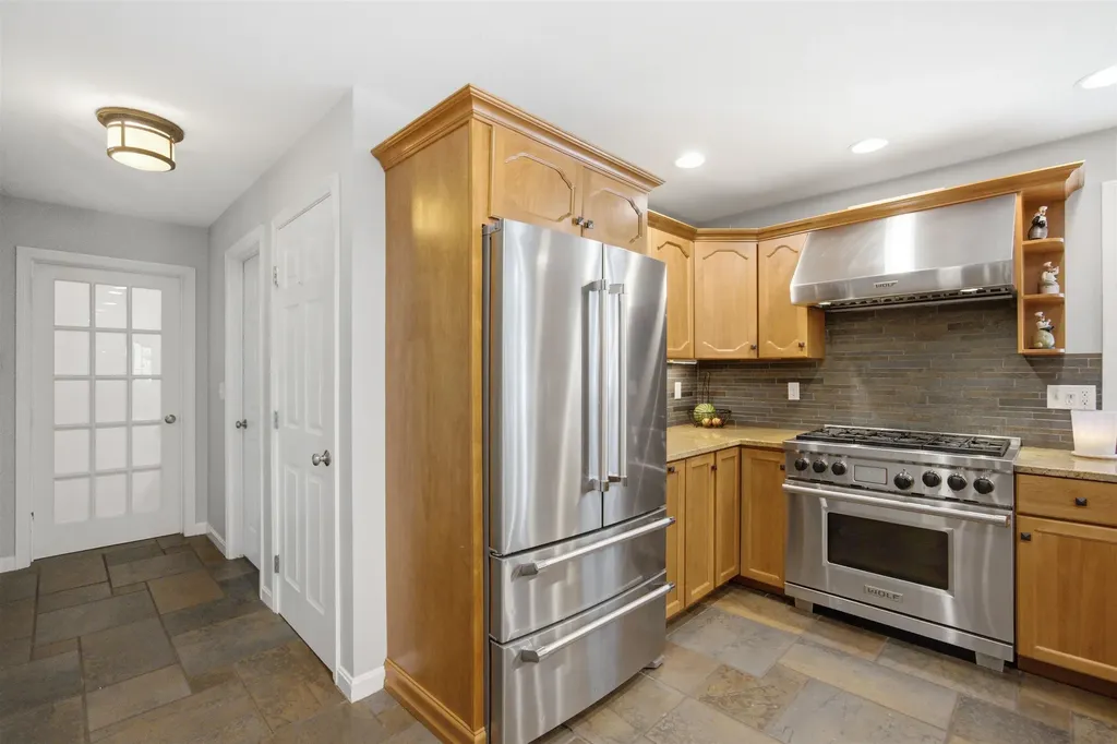 8 Evergreen Drive Plaistow NH 03865