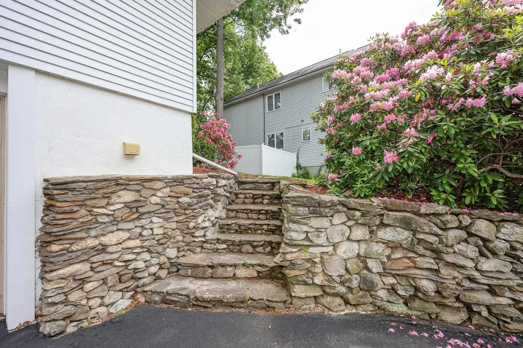 41 Bruce Road Manchester NH 03104
