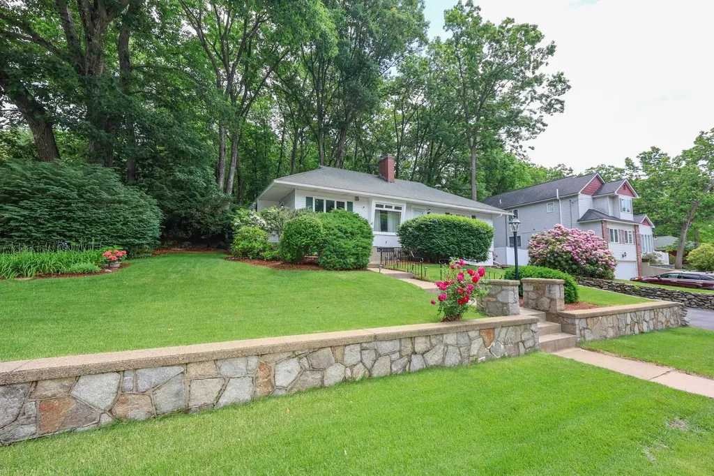 41 Bruce Road Manchester NH 03104