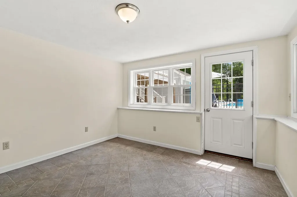 9 Quaker Street Newton NH 03858