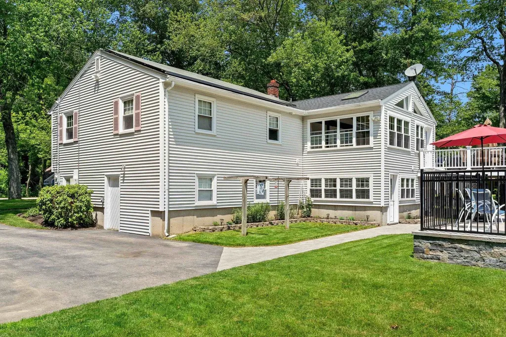 9 Quaker Street Newton NH 03858