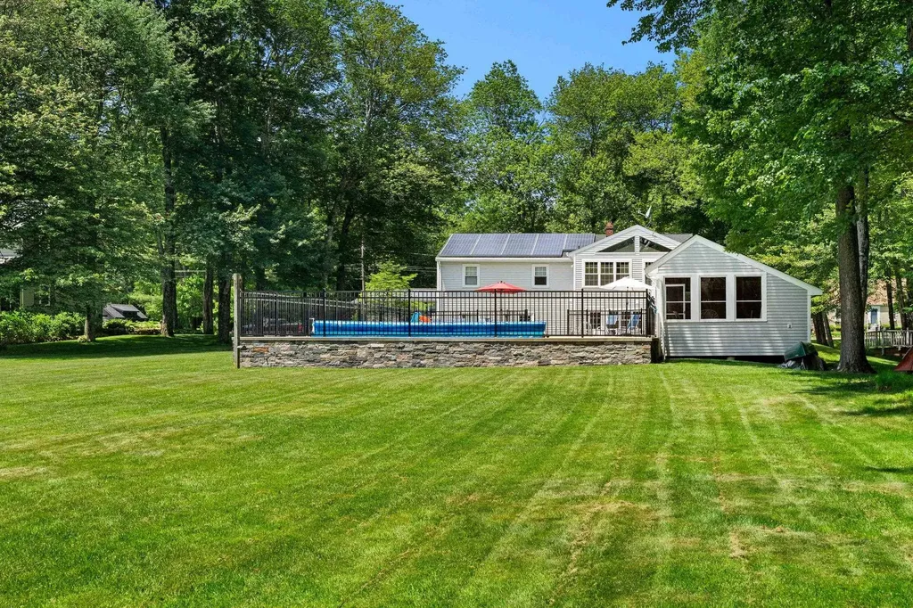 9 Quaker Street Newton NH 03858