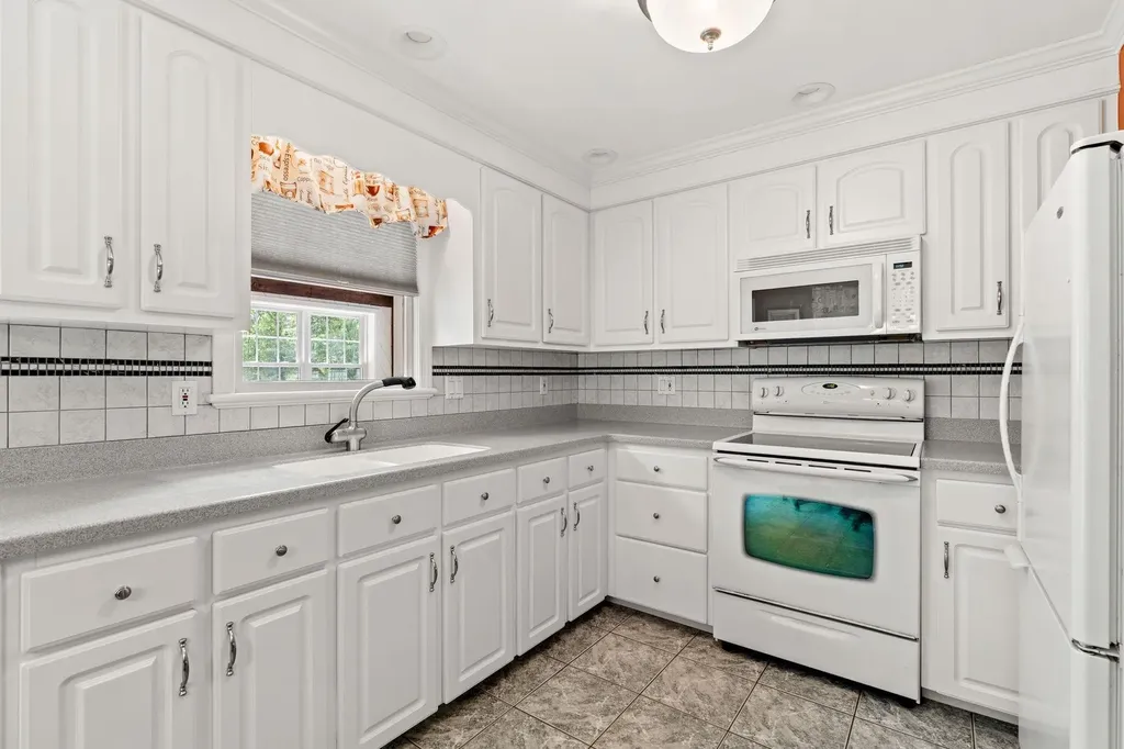 9 Quaker Street Newton NH 03858