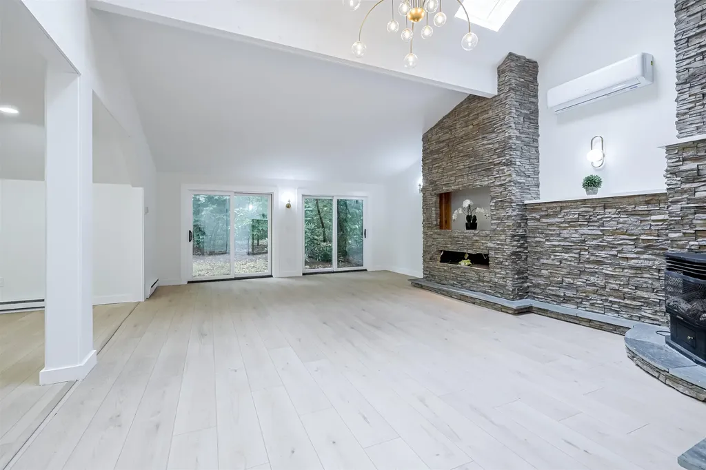 33 Coburn Woods Drive Nashua NH 03063