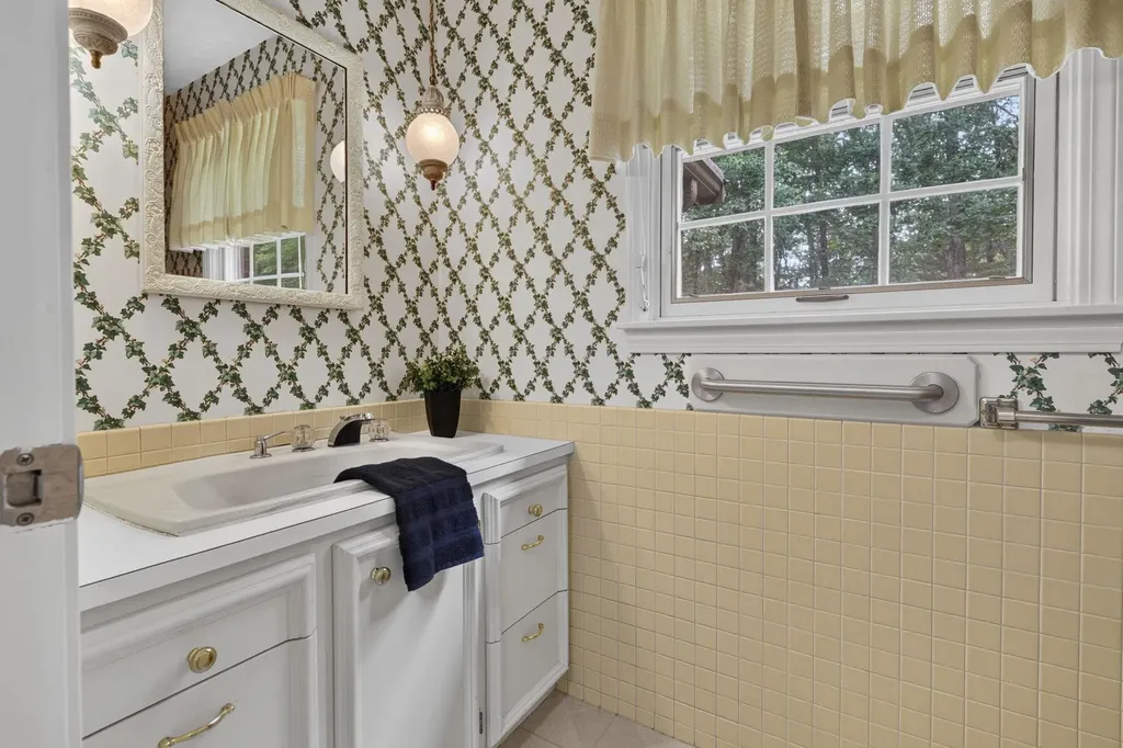 28 Buttonwood Road Bedford NH 03110