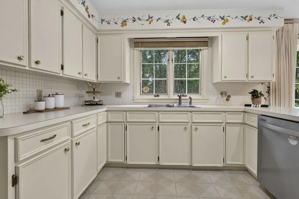 28 Buttonwood Road Bedford NH 03110