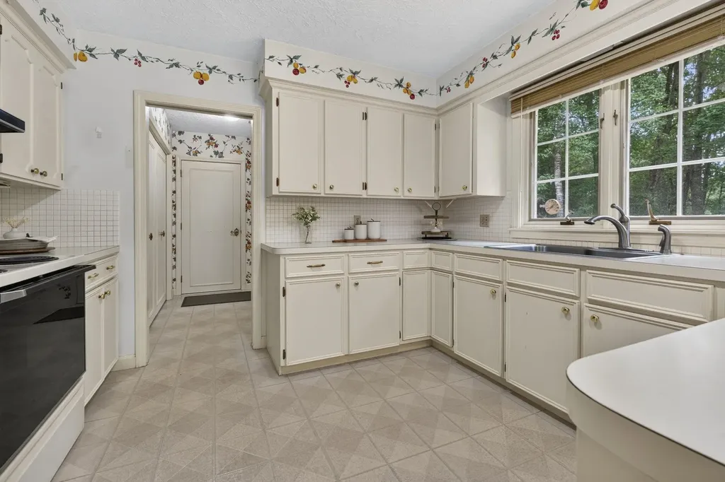 28 Buttonwood Road Bedford NH 03110