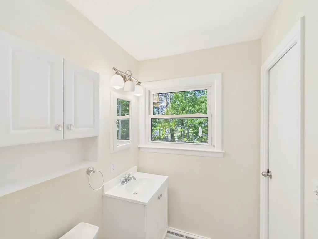 29 Burnside Street Nashua NH 03064