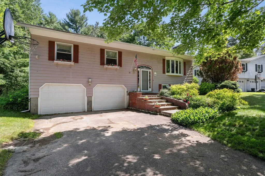 10 Logwood Circle Essex VT 05452