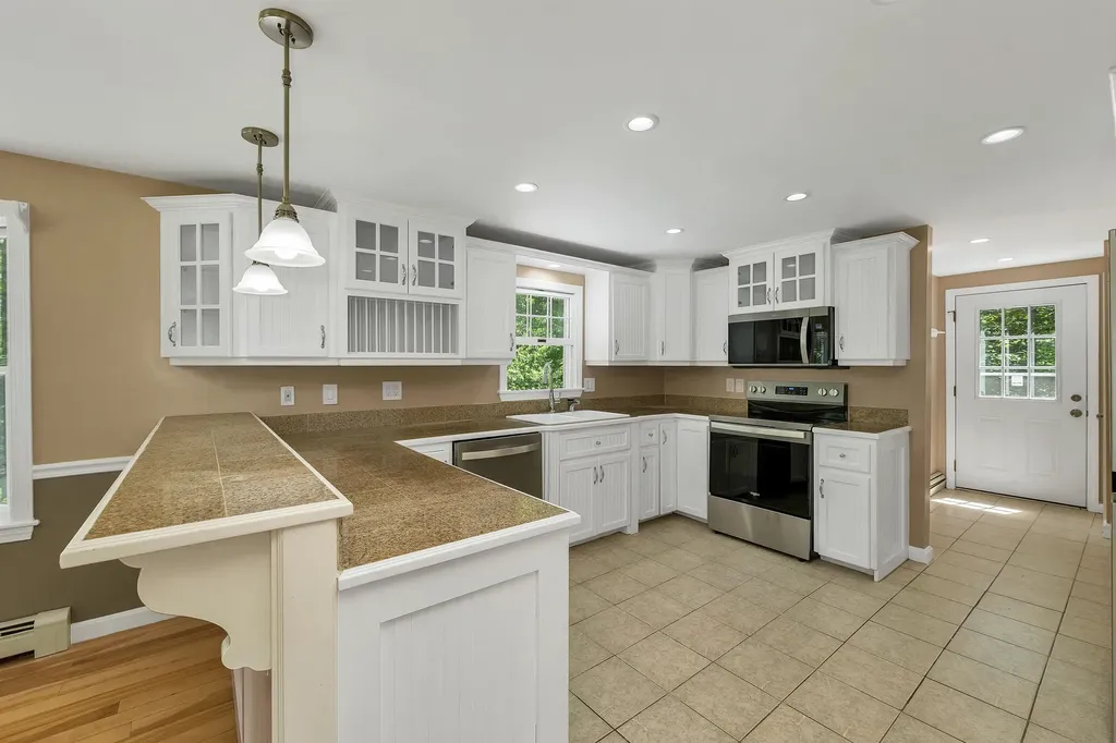 527 North Main Street Wolfeboro NH 03894