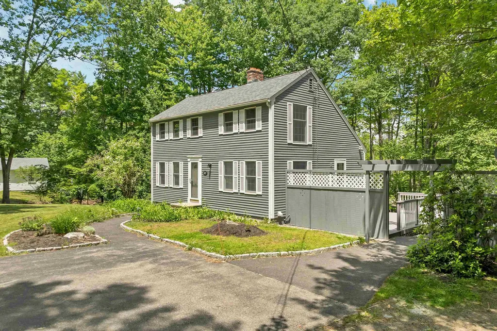 527 North Main Street Wolfeboro NH 03894
