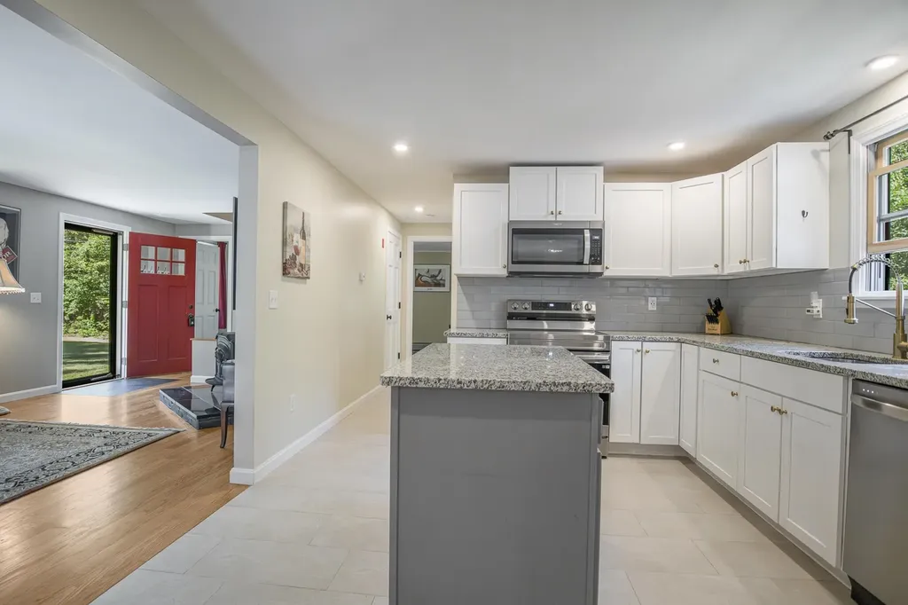 11 Ridgewood Drive Kingston NH 03848