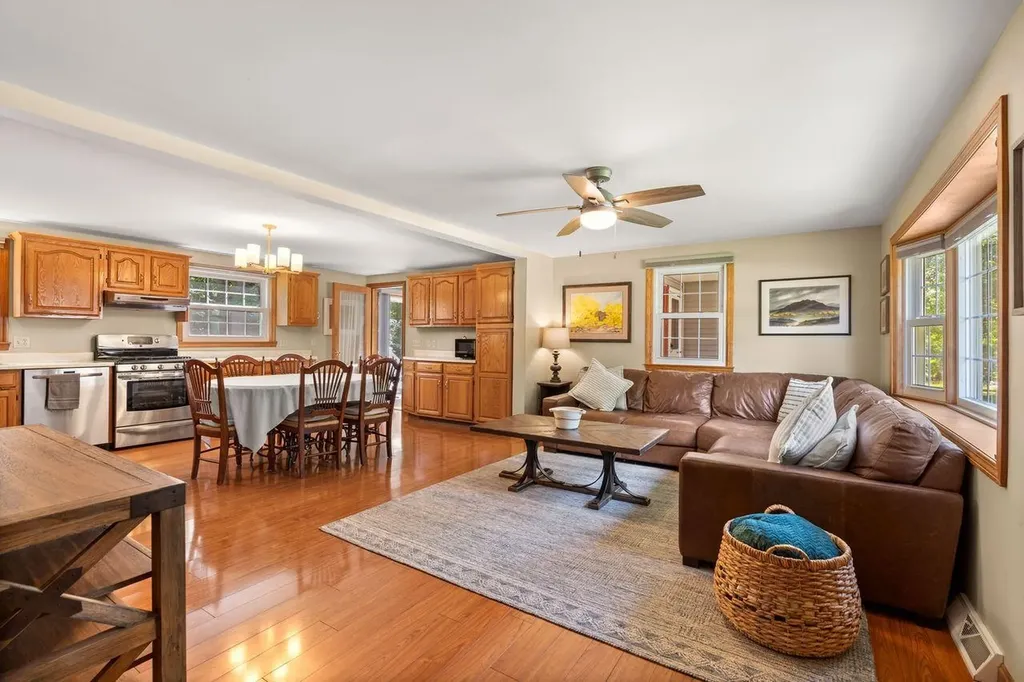 19 Yarmouth Drive Nashua NH 03062