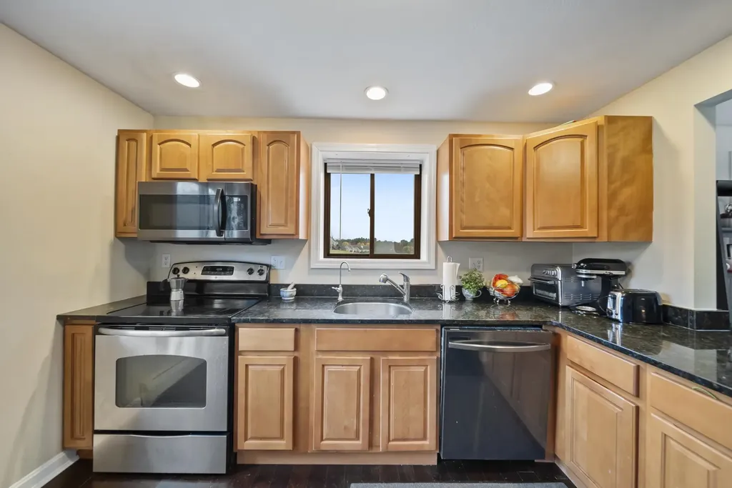 69 Bayberry Lane Londonderry NH 03053
