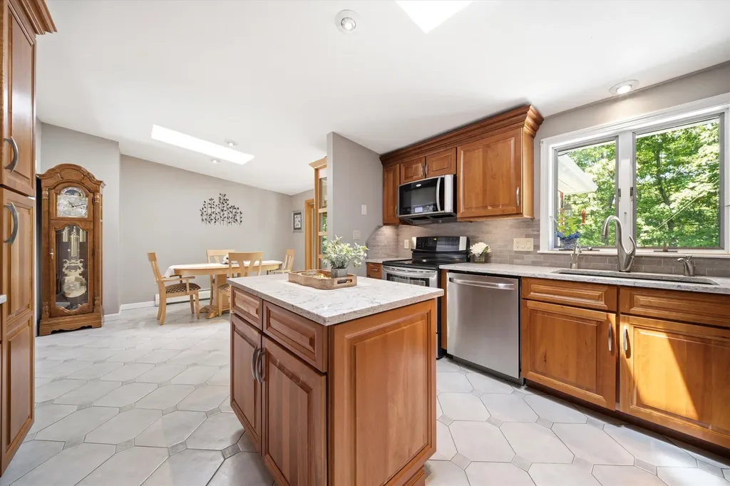 140 Appletree Road Auburn NH 03032