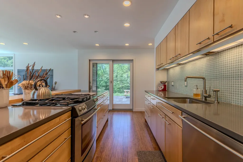 691 Black Bear Road Jamaica VT 05343