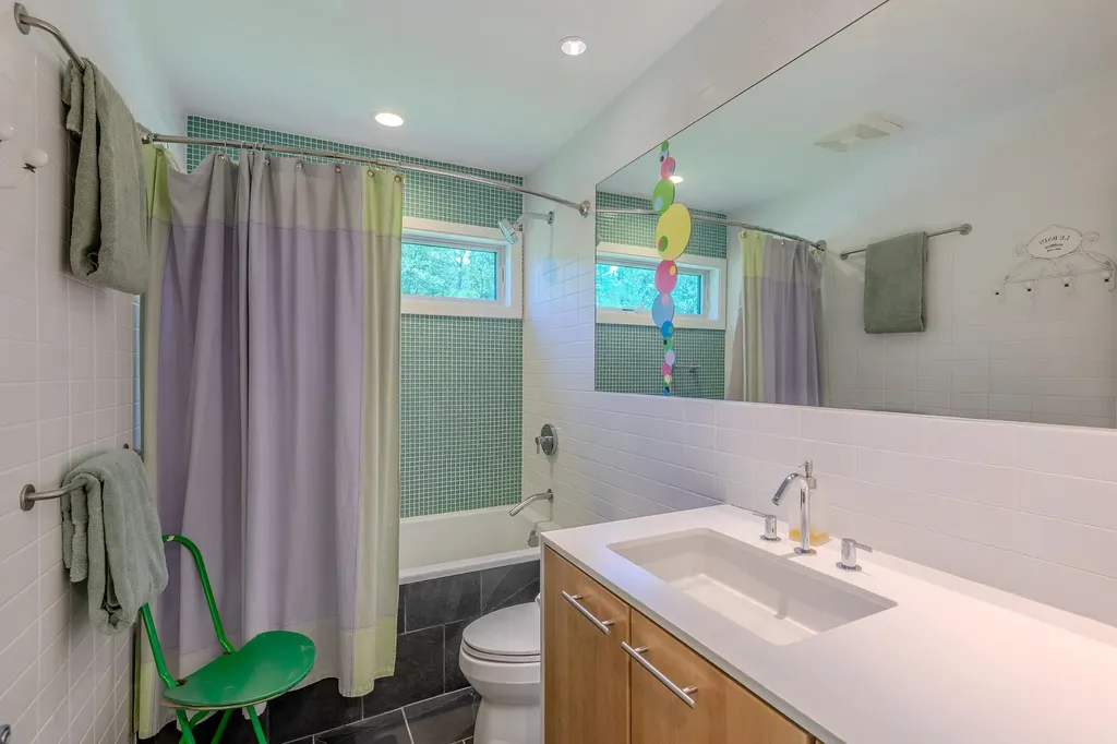 691 Black Bear Road Jamaica VT 05343