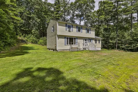15 Castle Hill Road Pelham NH 03076
