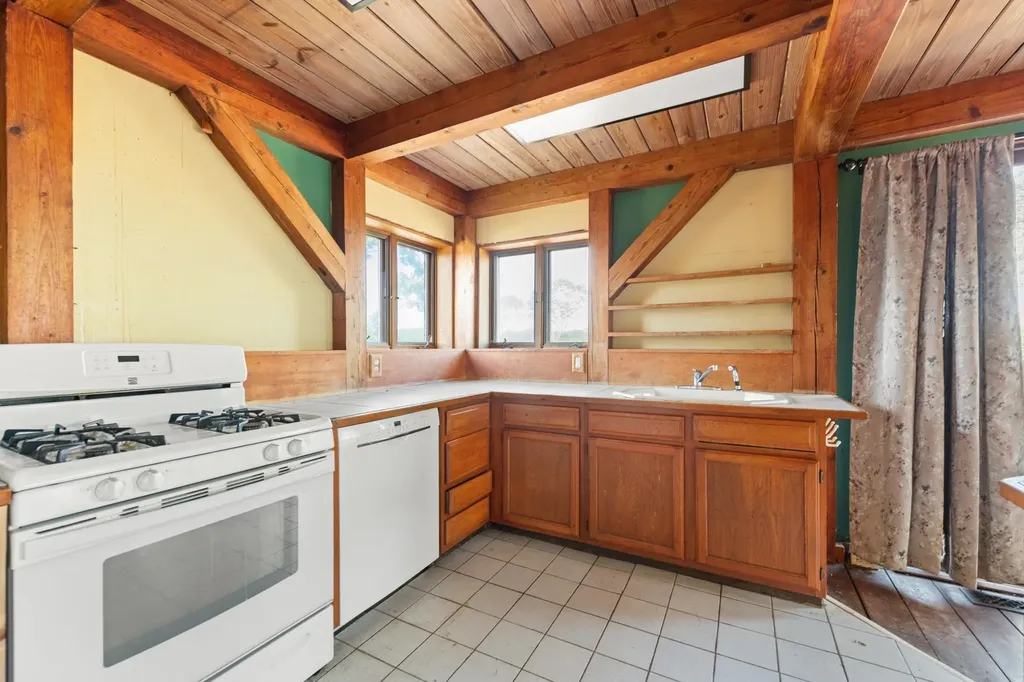 81 Disdam Road Holderness NH 03245