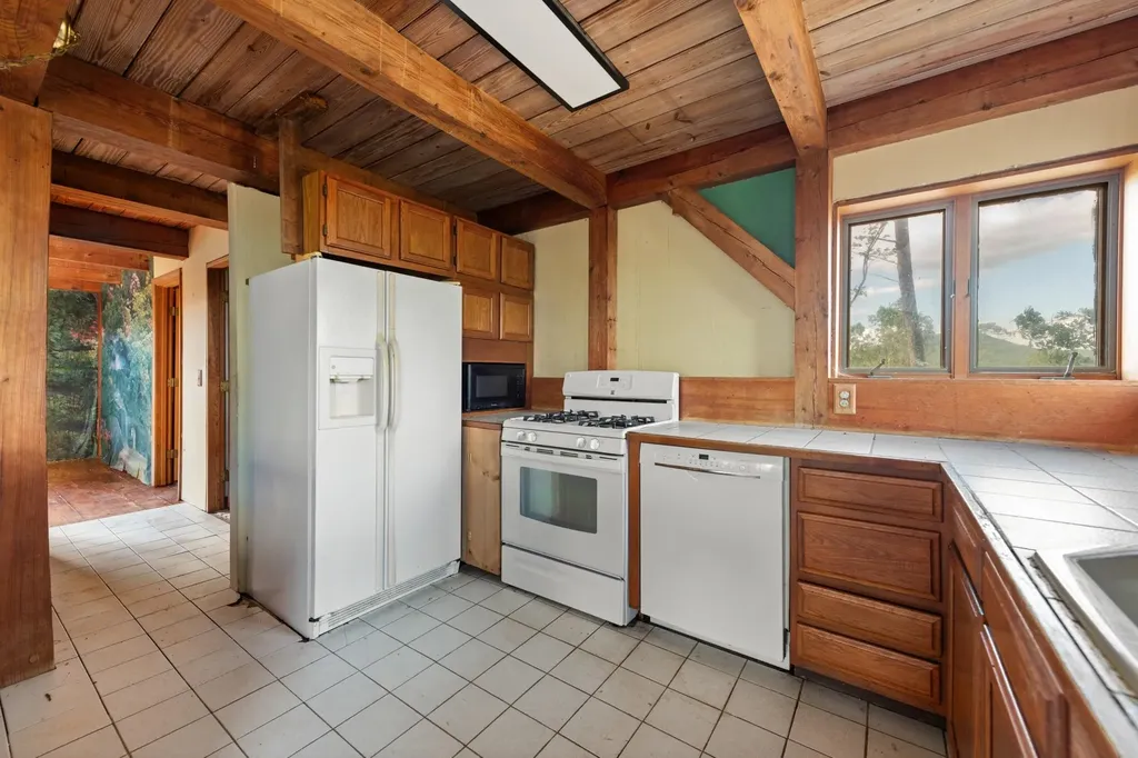 81 Disdam Road Holderness NH 03245