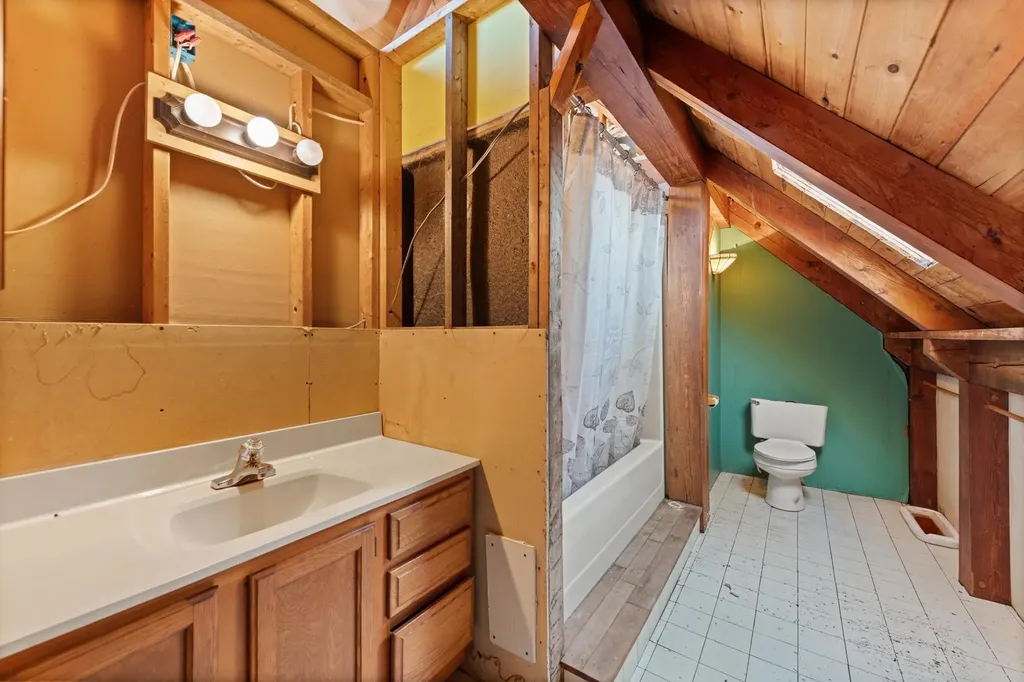 81 Disdam Road Holderness NH 03245