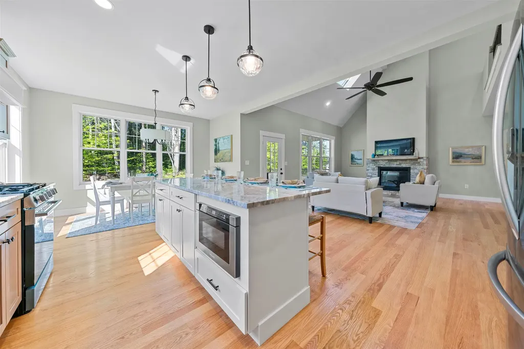 77 Lady Walsingham Way Laconia NH 03246