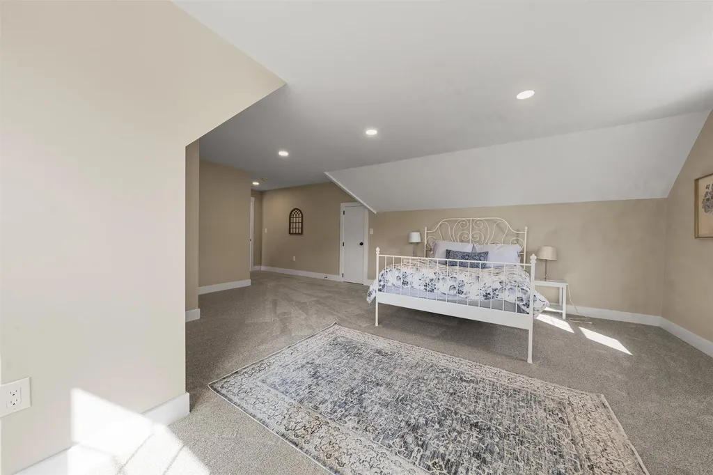 77 Lady Walsingham Way Laconia NH 03246