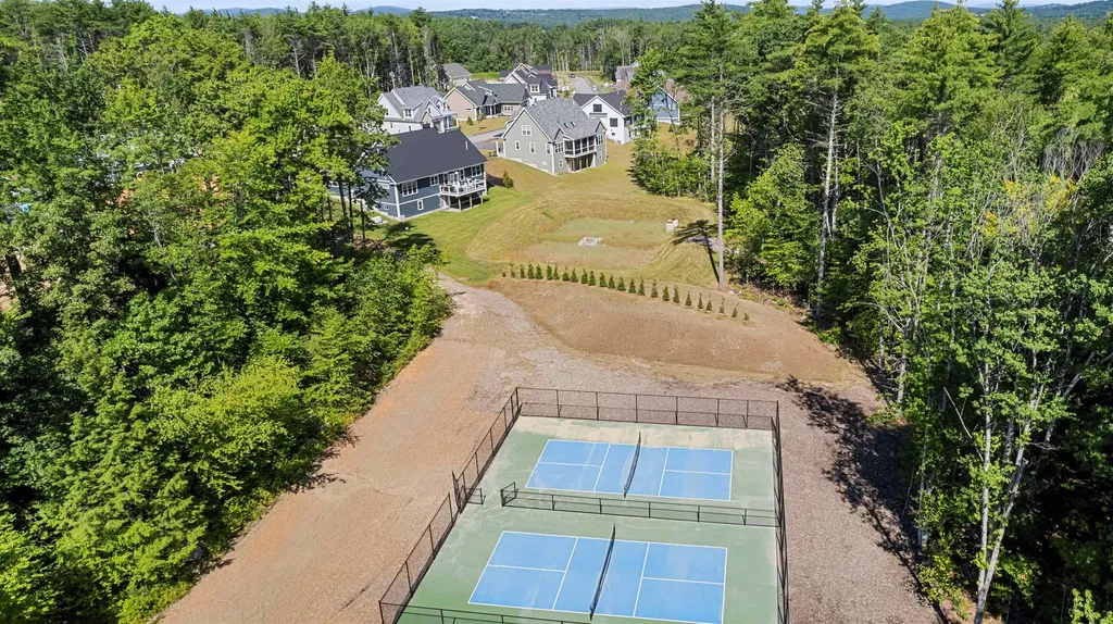 77 Lady Walsingham Way Laconia NH 03246