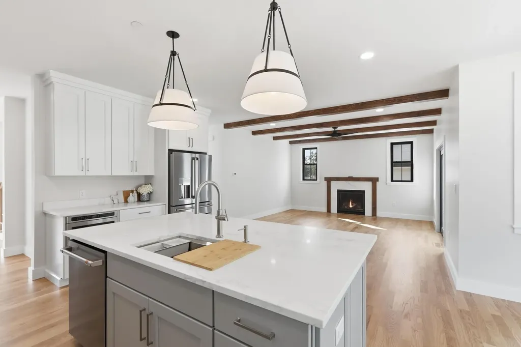 17 Newbury Road Pelham NH 03076