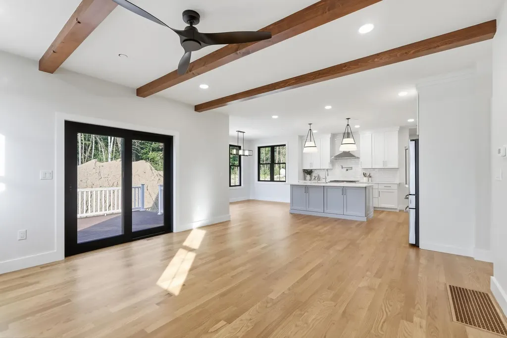 17 Newbury Road Pelham NH 03076