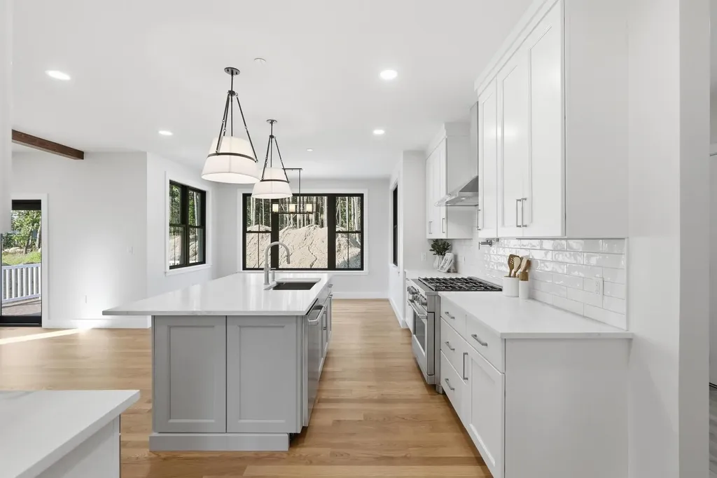 17 Newbury Road Pelham NH 03076