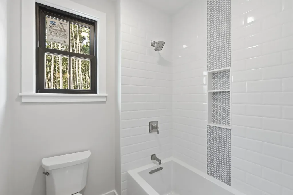 17 Newbury Road Pelham NH 03076