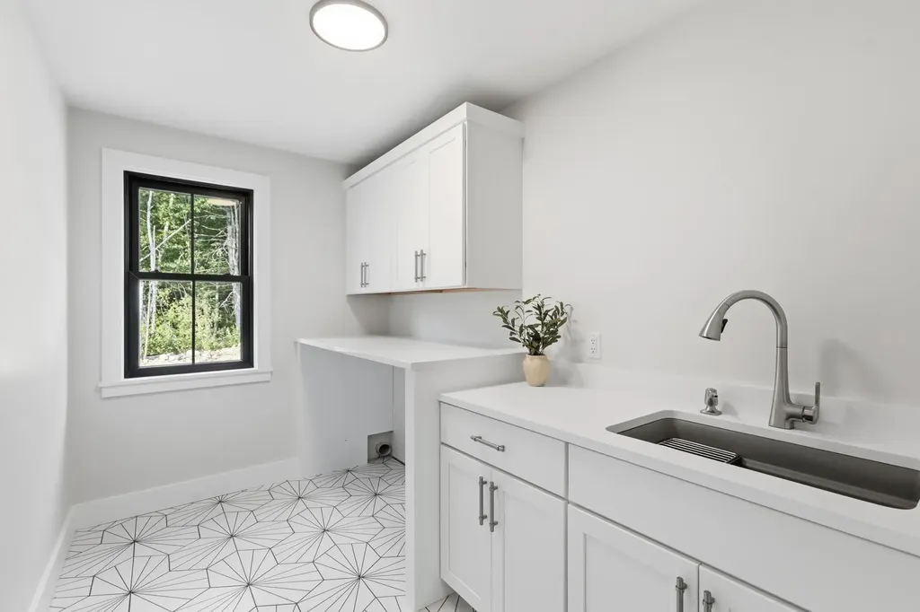 17 Newbury Road Pelham NH 03076