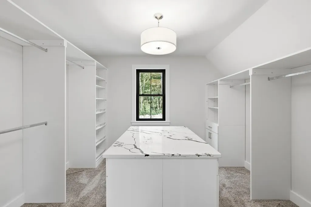 17 Newbury Road Pelham NH 03076