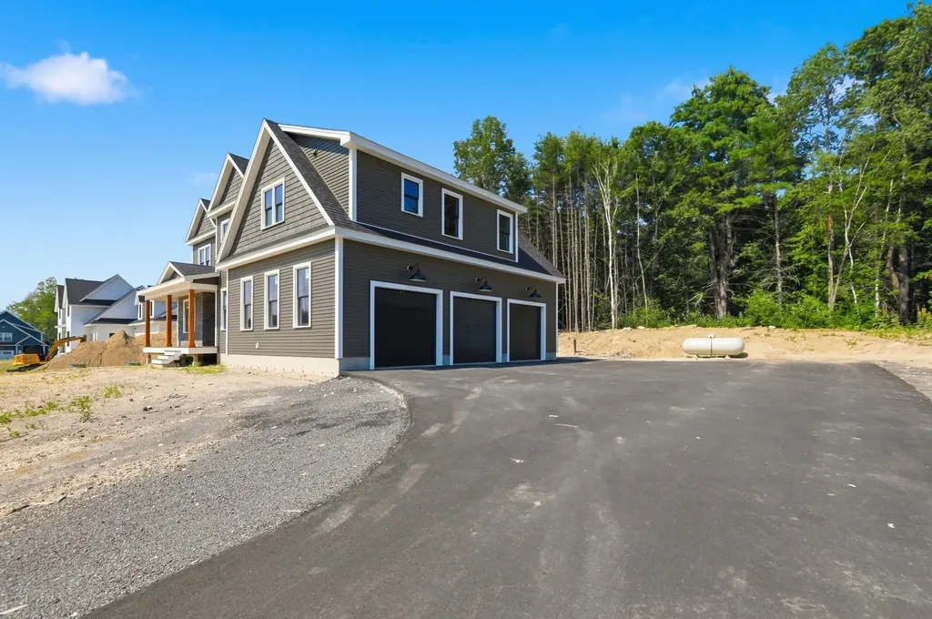 17 Newbury Road Pelham NH 03076