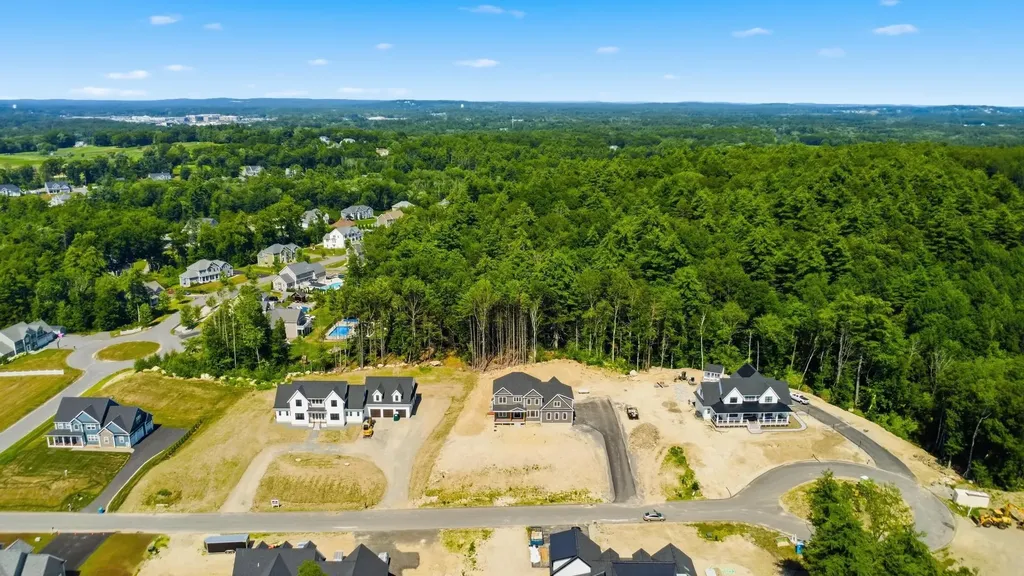 17 Newbury Road Pelham NH 03076