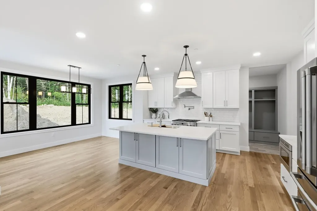 17 Newbury Road Pelham NH 03076