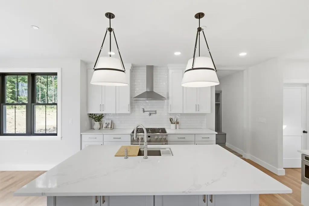 17 Newbury Road Pelham NH 03076